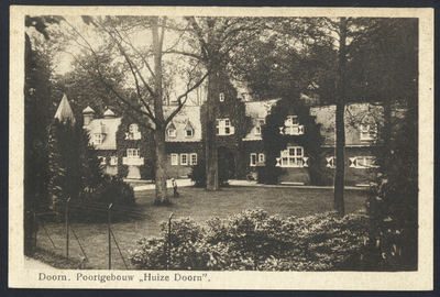 17669 Gezicht op het poortgebouw van Huis Doorn (Langbroekerweg 2a-8) te Doorn.